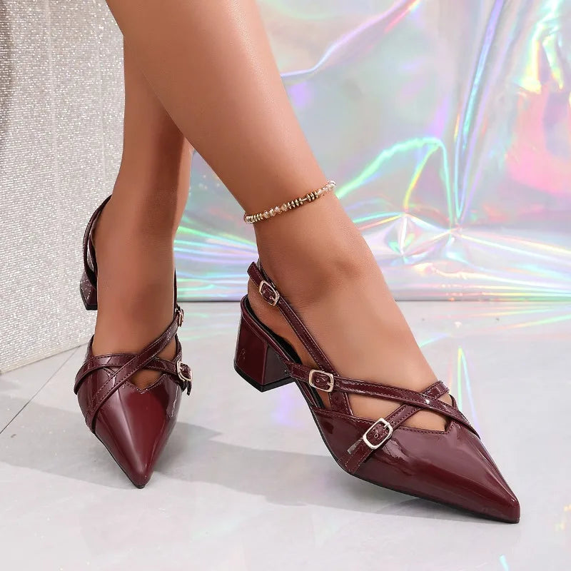 Adriana™ | Zapatos de tacón bajo con tiras cruzadas y hebillas doradas