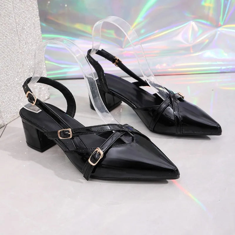 Adriana™ | Zapatos de tacón bajo con tiras cruzadas y hebillas doradas