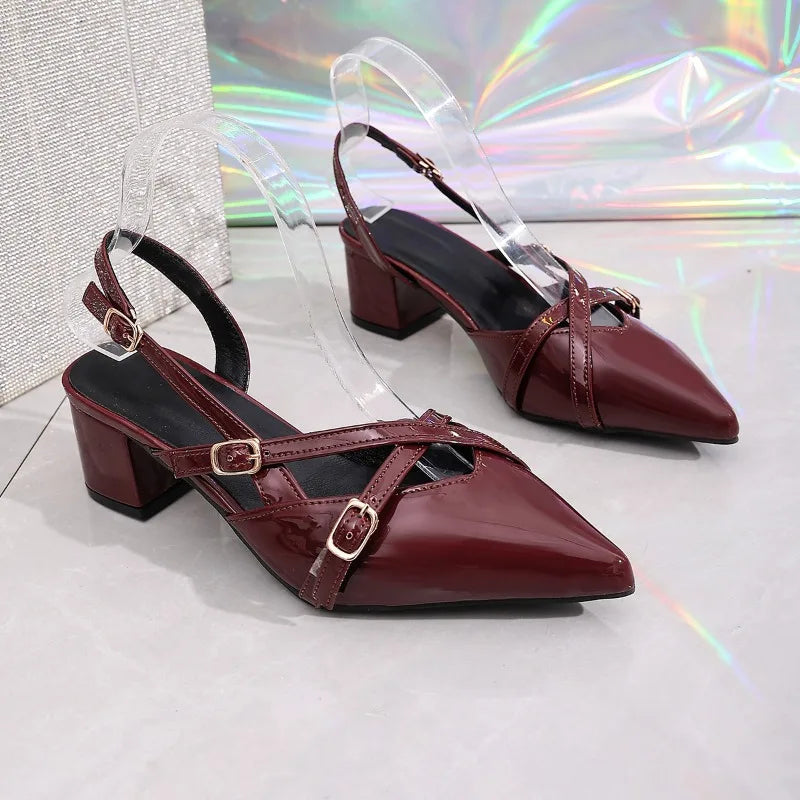 Adriana™ | Zapatos de tacón bajo con tiras cruzadas y hebillas doradas