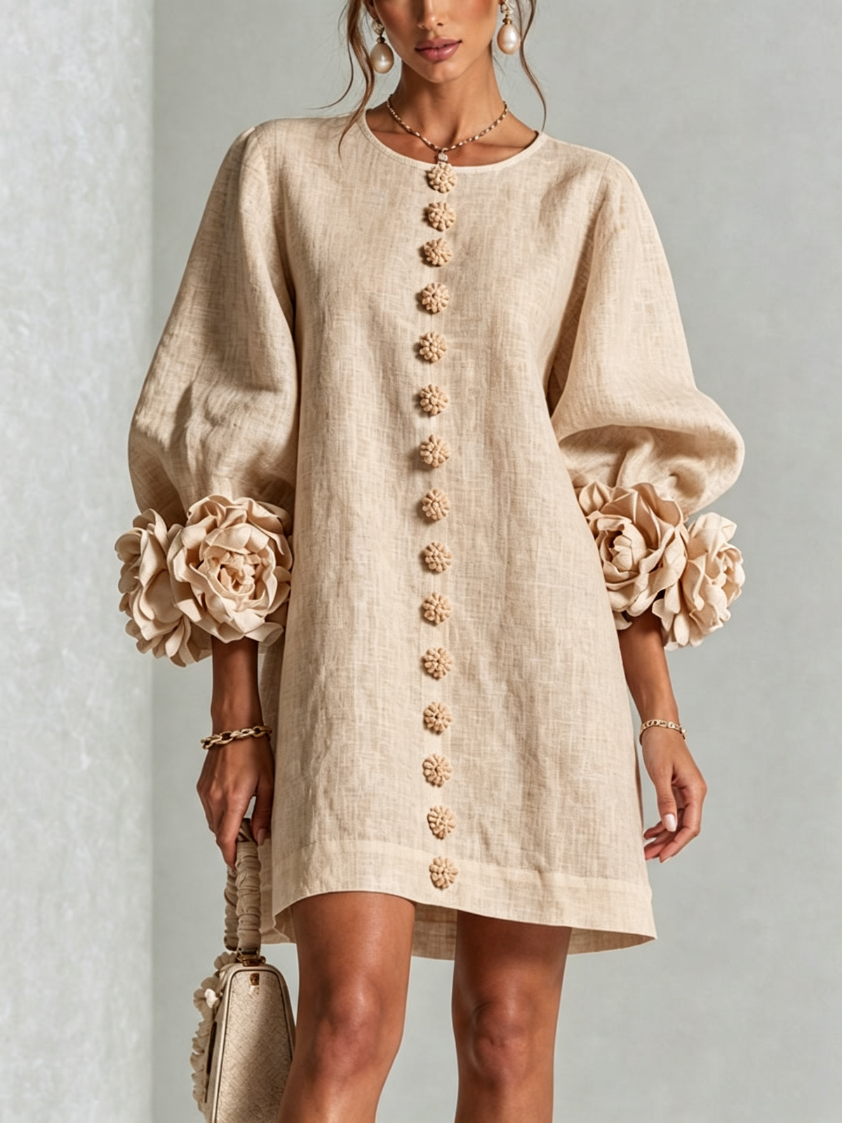 Amara™ | Vestido corto de lino con botones y flores en las mangas