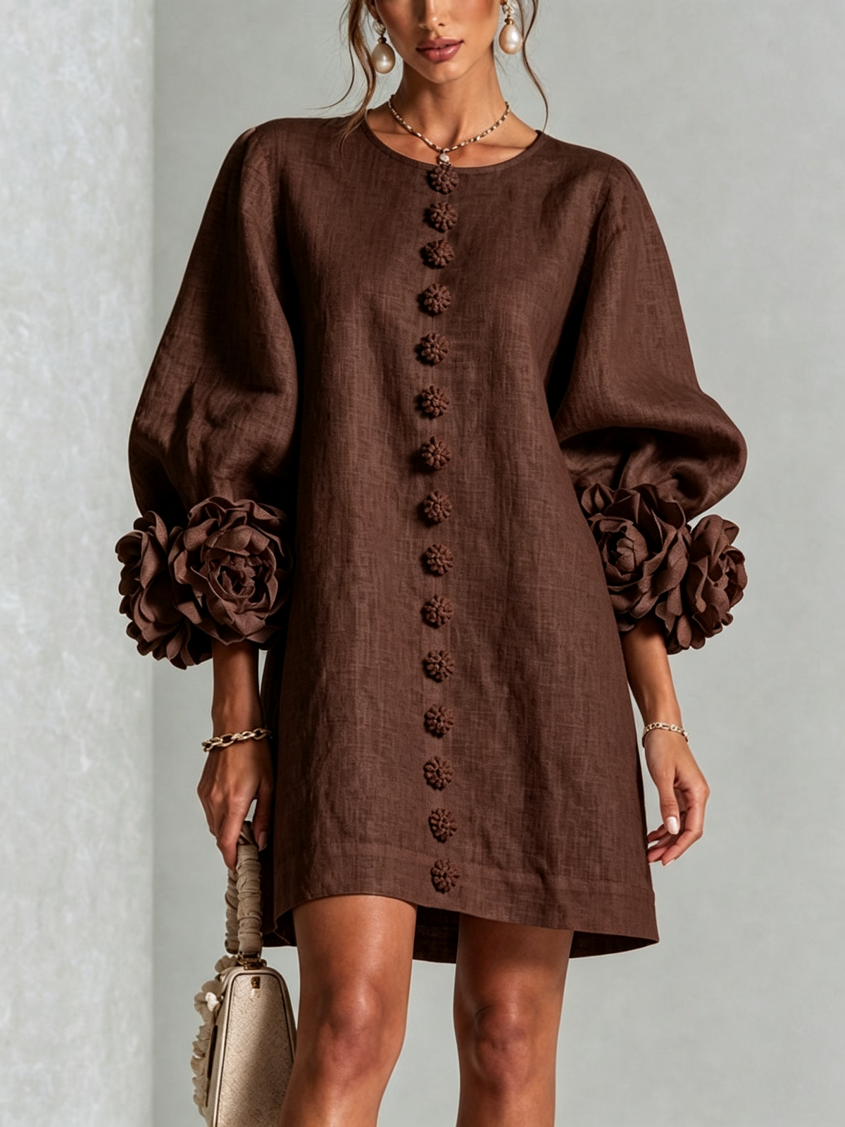 Amara™ | Vestido corto de lino con botones y flores en las mangas