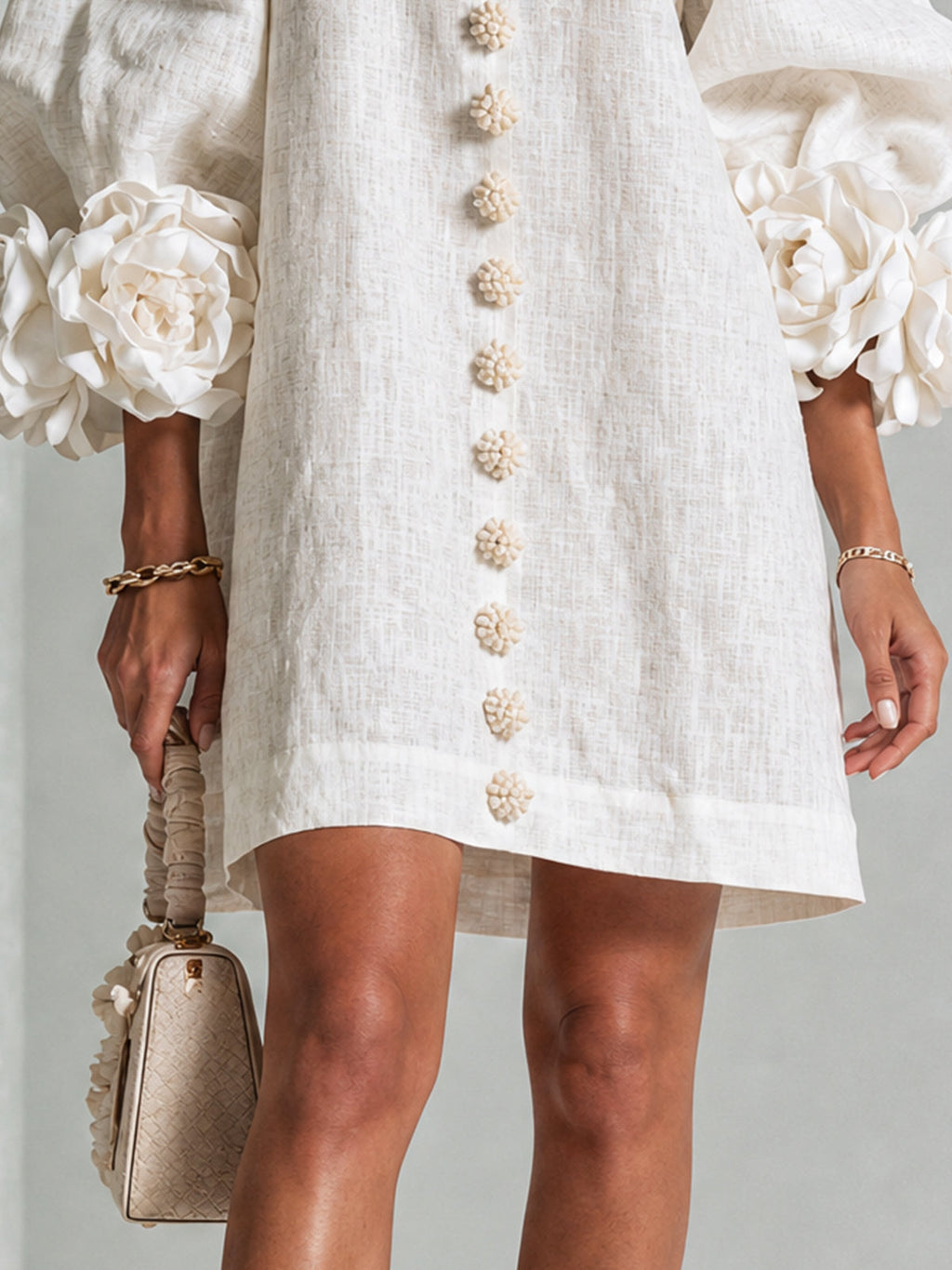 Amara™ | Vestido corto de lino con botones y flores en las mangas