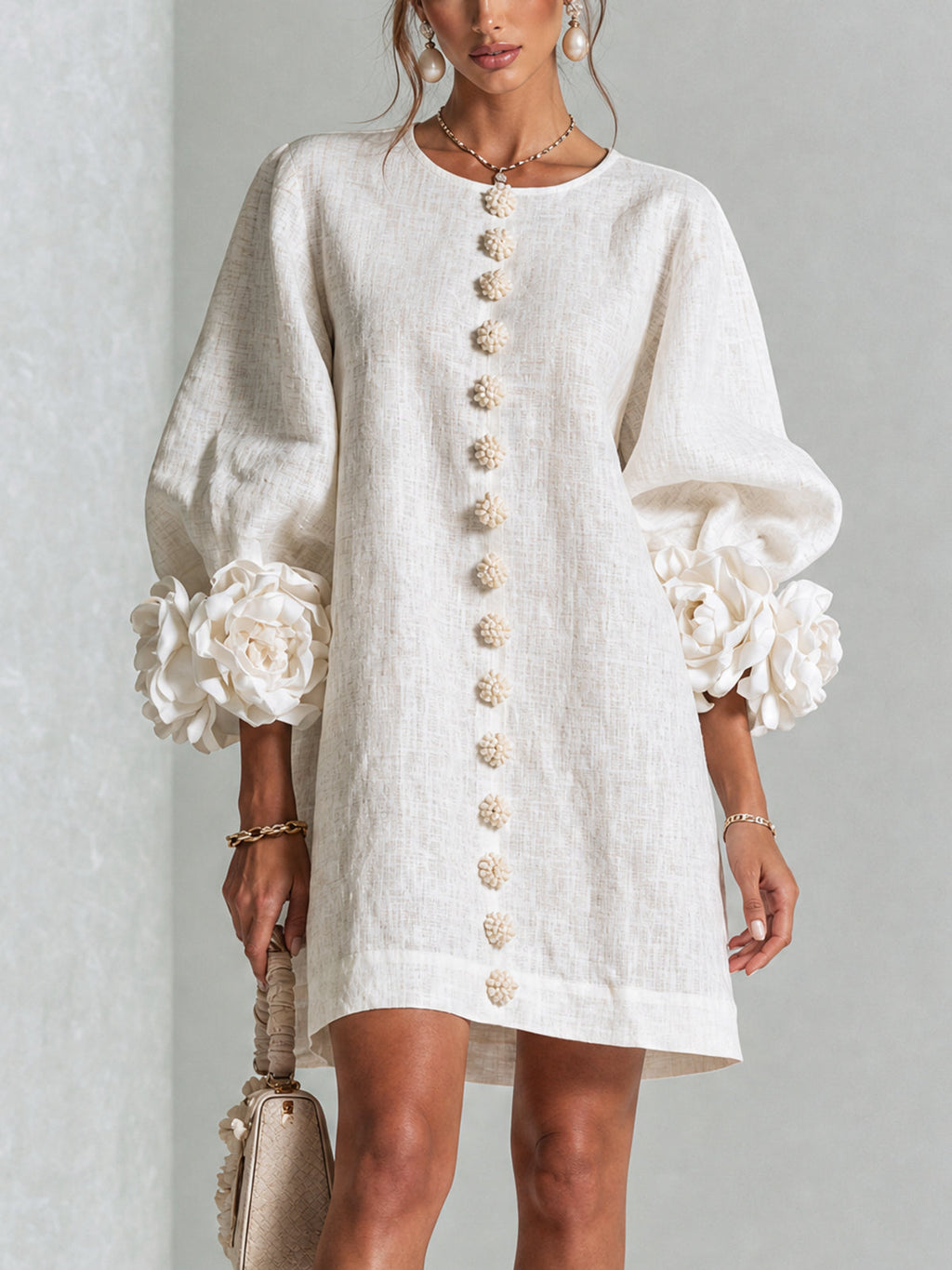 Amara™ | Vestido corto de lino con botones y flores en las mangas