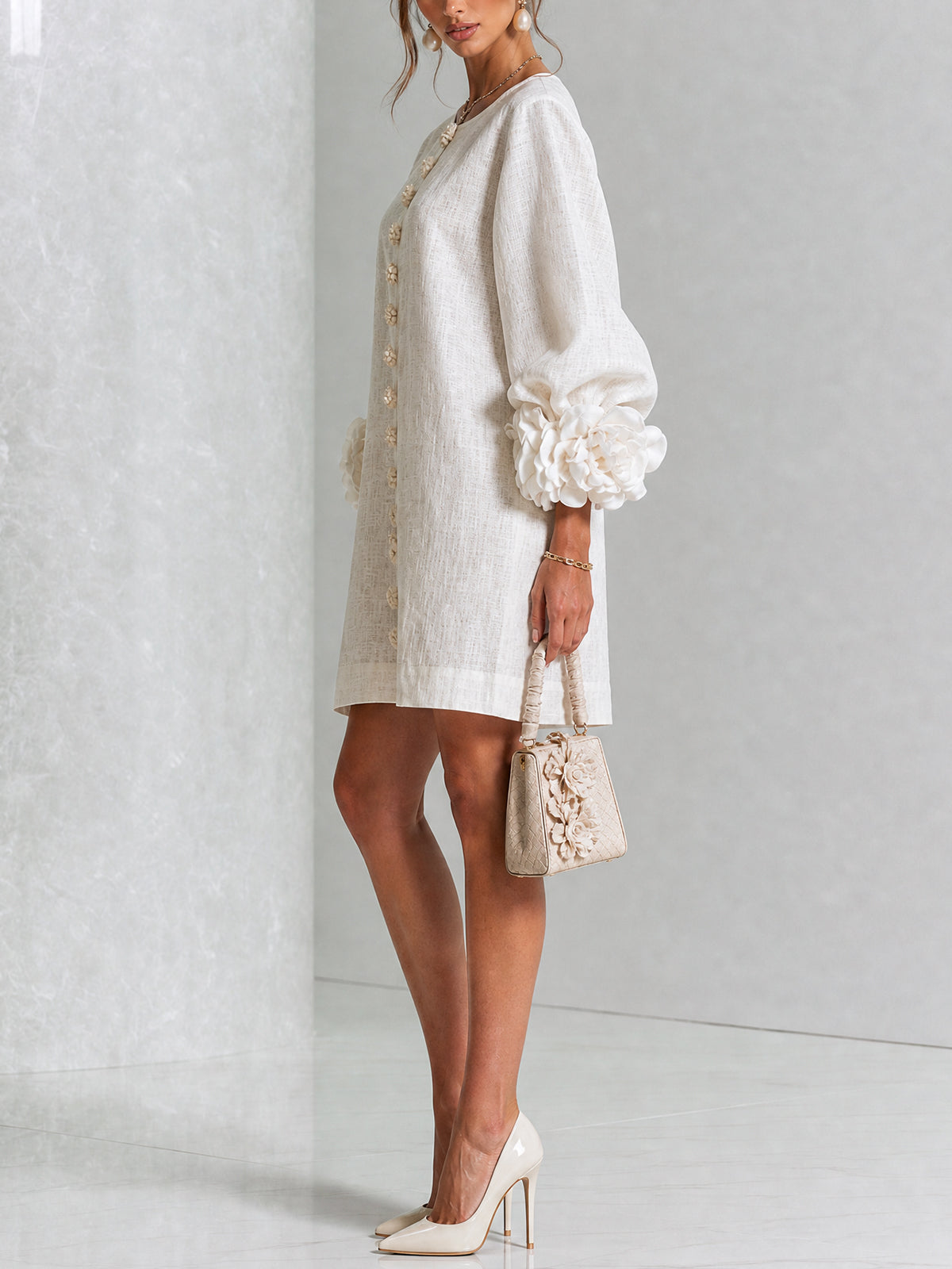 Amara™ | Vestido corto de lino con botones y flores en las mangas