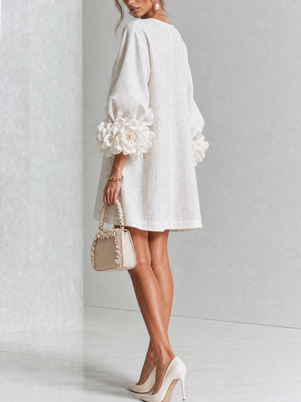 Amara™ | Vestido corto de lino con botones y flores en las mangas
