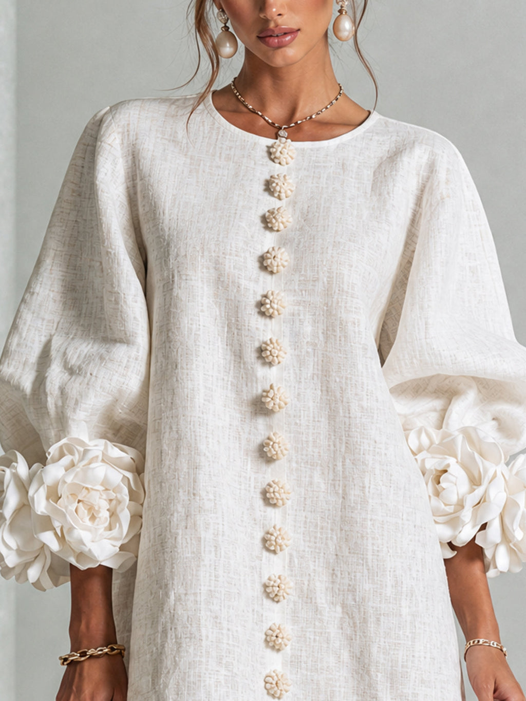 Amara™ | Vestido corto de lino con botones y flores en las mangas