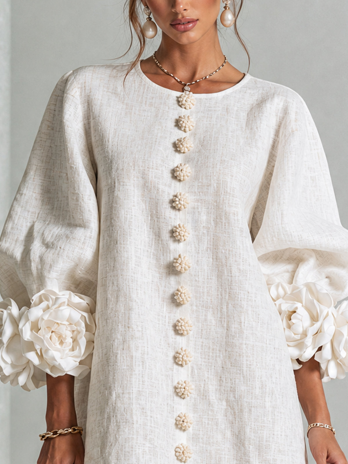 Amara™ | Vestido corto de lino con botones y flores en las mangas